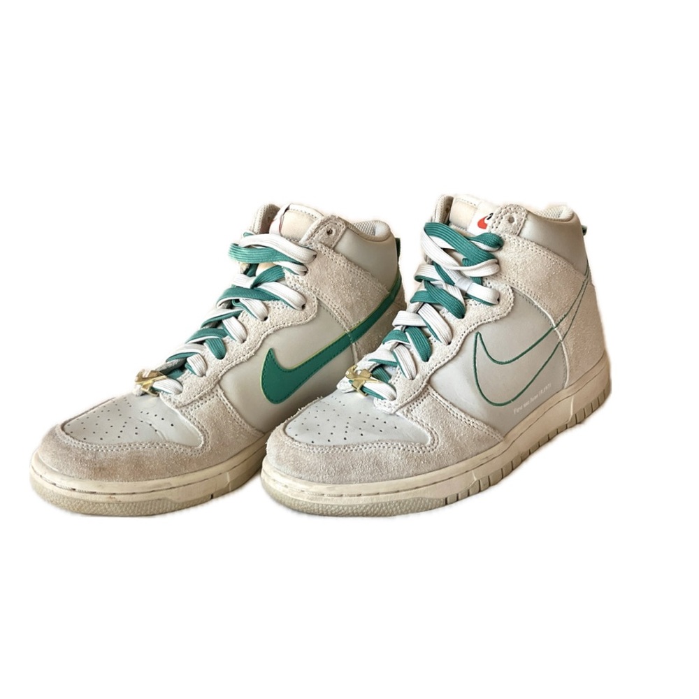 Nike Dunk High SE First Use Green Noise
sneaker in the Light Bone and Sail - Picture 2 of 6